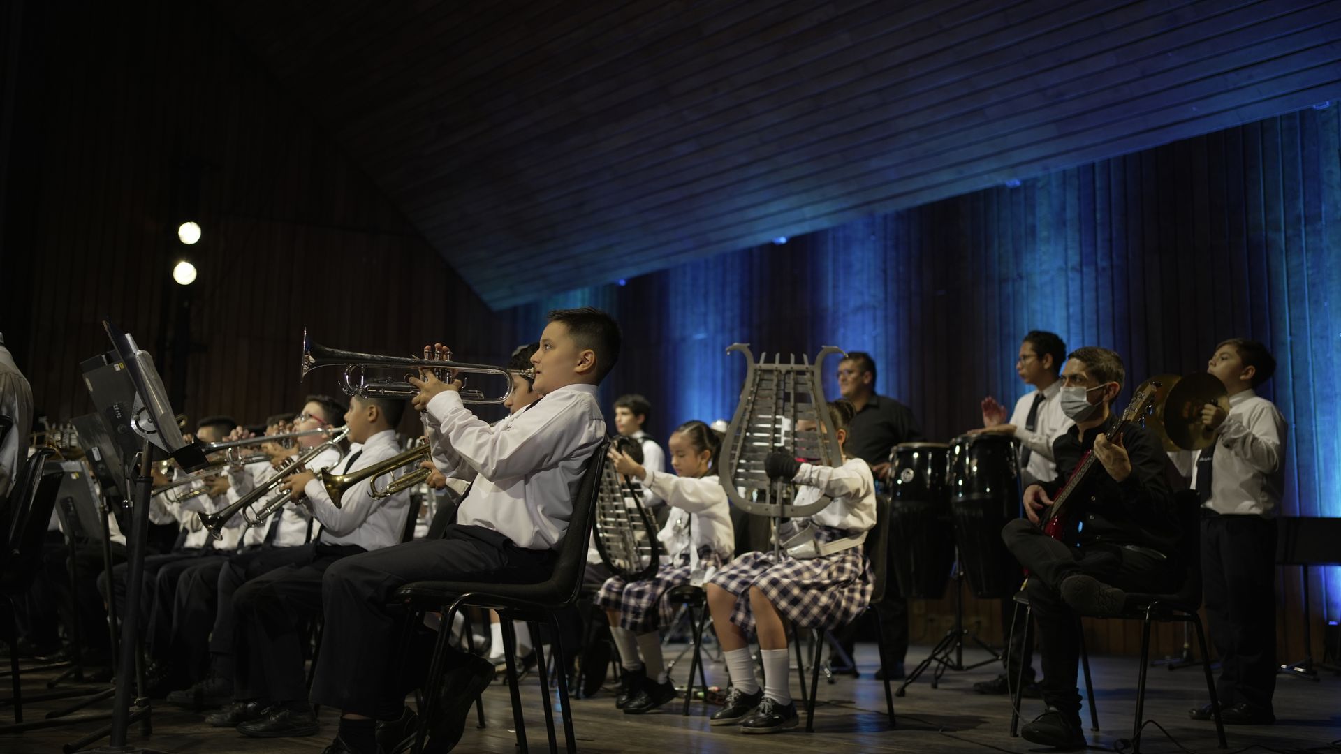 Banda infantil interpretando música colombiana